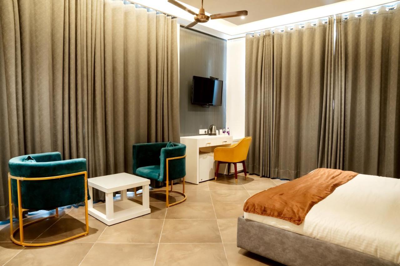Redwood Resort Panchkula Exterior photo
